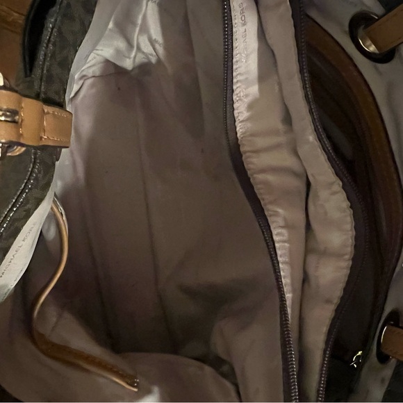 Black and brown Micheal Kors purse! Both exactly the same! - Picture 6 of 11